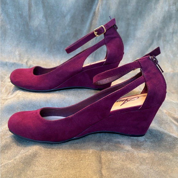 AMERICAN RAG Burgundy Faux Suede SZ 7.5 Ankle Strap Wedge w/ back Zip Closure - Picture 2 of 16